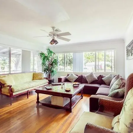 Villa Beach Retreat And Parking
